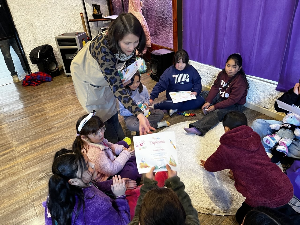 Niños en círculo recibiendo sus diplomas del taller